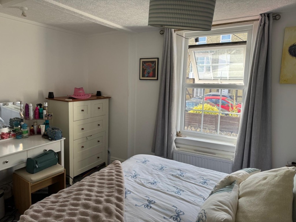 Lot: 60 - THREE-BEDROOM COTTAGE FOR INVESTMENT OR OCCUPATION - The Main Bedroom